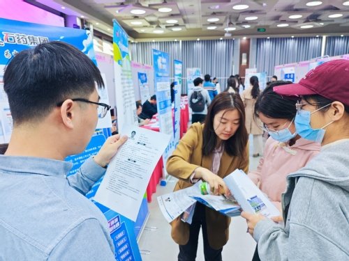 本次双选会吸引了毕业生们手持简历