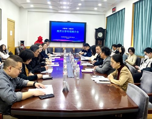 积极与企业招聘代表交流