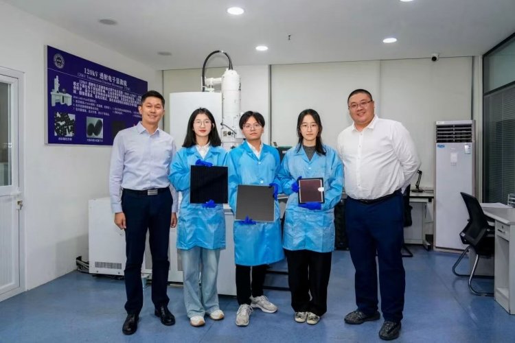 我们在基底引入了极薄的一层分子做界面
