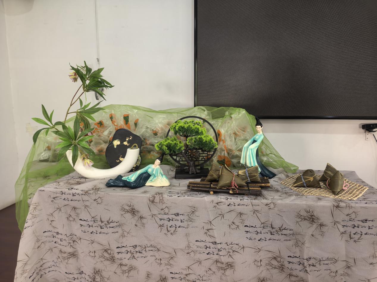 日下午在六教二楼开展束艾承古俗